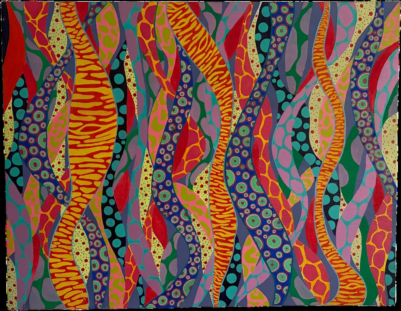 Pintura abstracta horizontal con franjas verticales onduladas en rojo, naranja, violeta y verde, cubiertas de patrones de puntos y escamas.