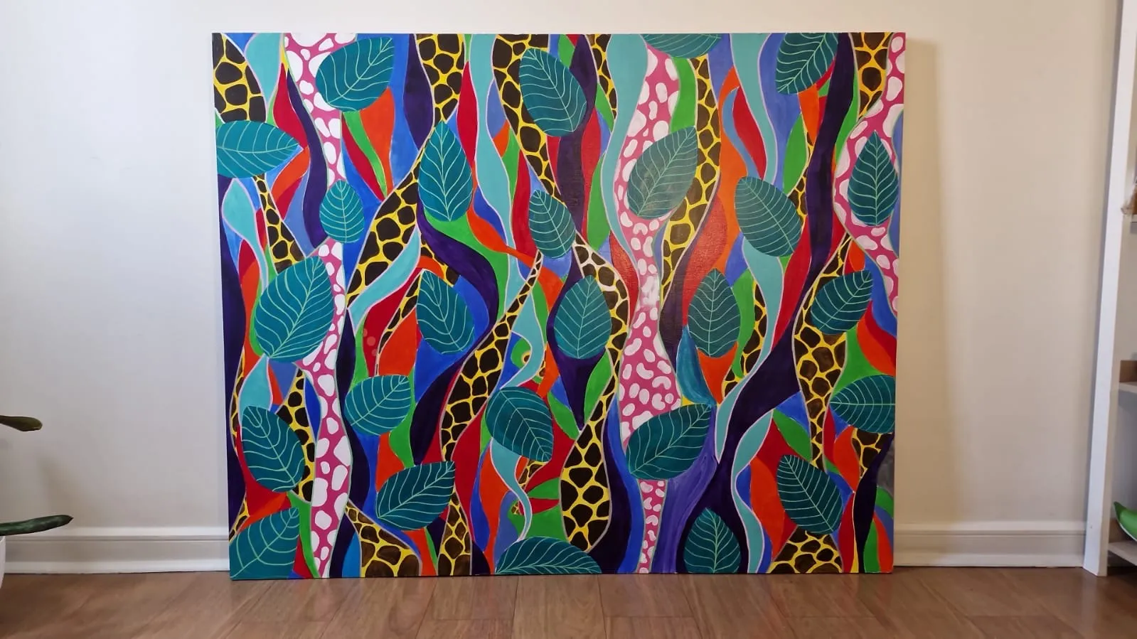 Pintura de gran formato con hojas, tallos y manchas de piel animal entrelazados en verde, azul, rojo y amarillo, formando una selva imaginaria.
